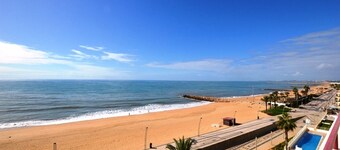 Air-conditioned standing apartment facing the sea (20 m from the beach)