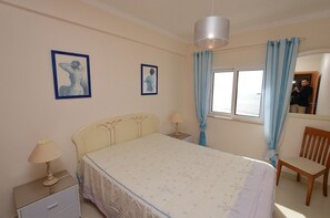 3 dormitorios, tabla de planchar con plancha, ropa de cama