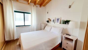 1 slaapkamer, een bureau, een strijkplank/strijkijzer, reisbedje