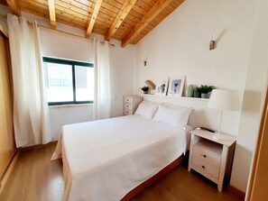 1 bedroom, desk, iron/ironing board, travel crib - Central, one-bedroom duplex near the sea. Free Wi-Fi (Olhão)