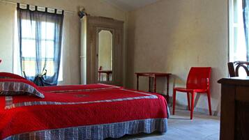 4 slaapkamers, een strijkplank/strijkijzer, reisbedje, gratis wifi