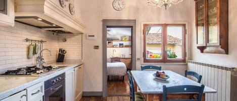 Réfrigérateur, four à micro-ondes, un four, surface de cuisson