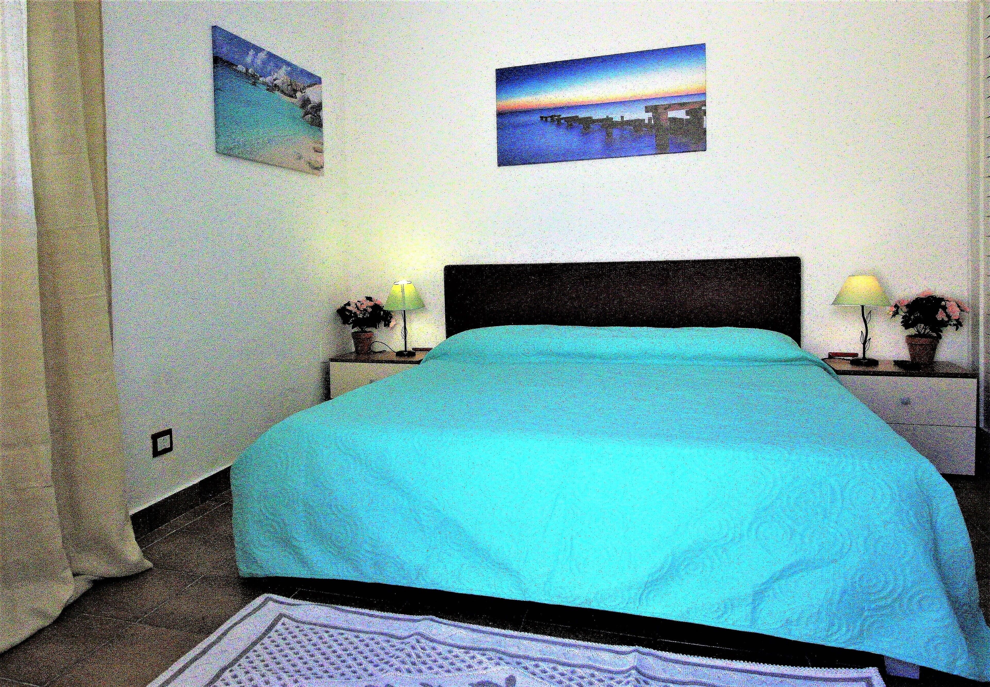 Room a stone's throw from the sea