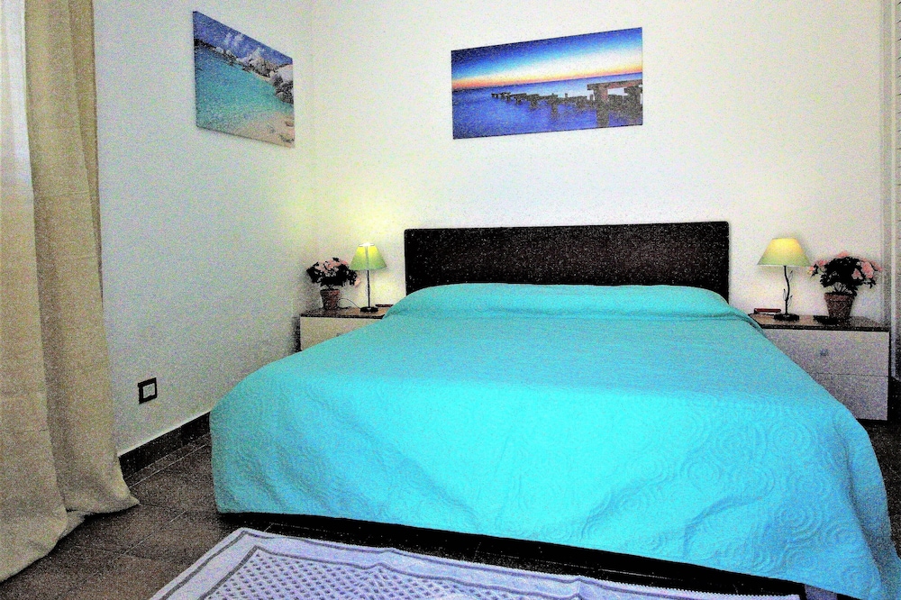Room a stone's throw from the sea