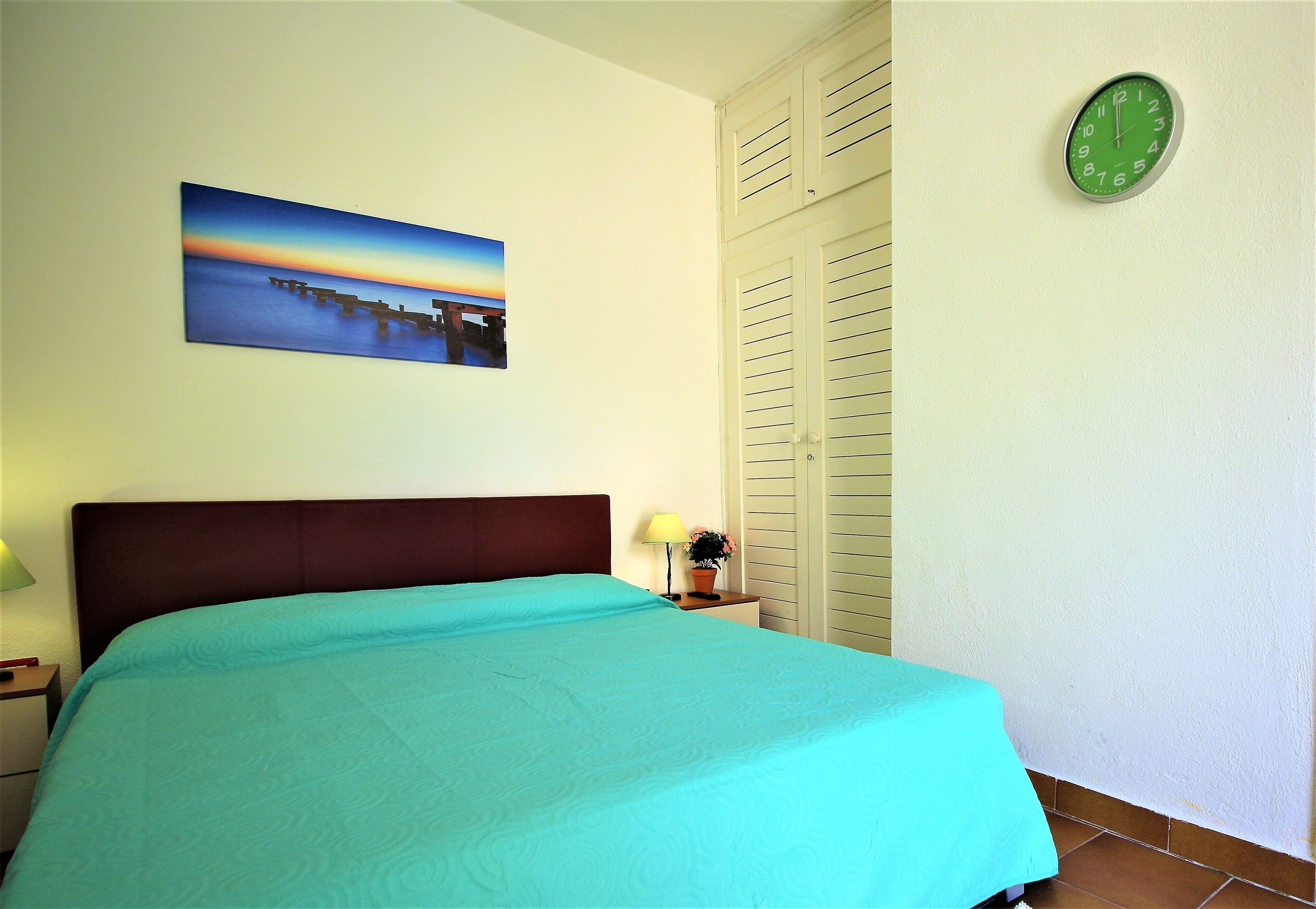 Room a stone's throw from the sea