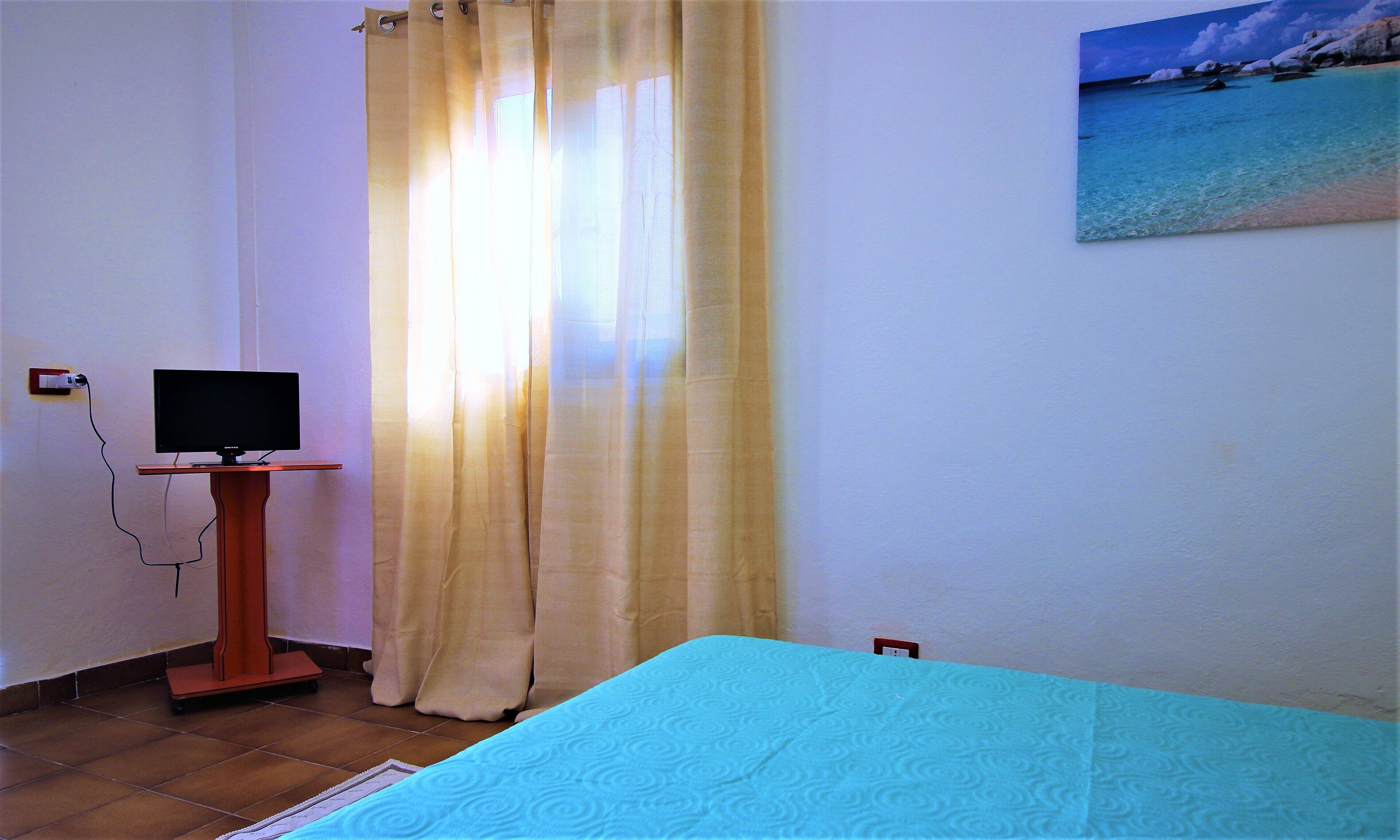 Room a stone's throw from the sea