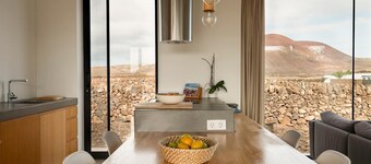 Maison minimaliste avec piscine chauffée et superbe vue sur le volcan