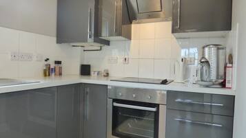 Full-size fridge, microwave, oven, stovetop