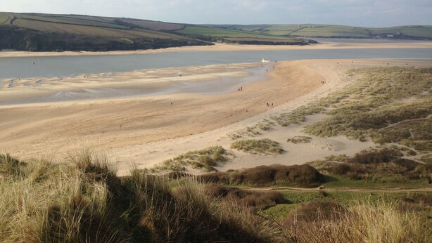 A coastal landscape with a sandy beach, grassy dunes, and a body of water. - Cosy family cottage with dog-friendly garden, near Rock, Polzeath & Padstow (Wadebridge)