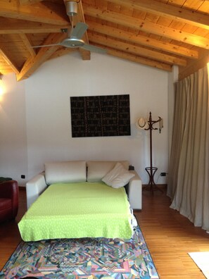 1 habitación, tabla de planchar con plancha y cuna de viaje 