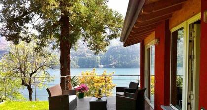 Pequeña casa con gran jardín, vista del lago de Como 'Sans Souci'
