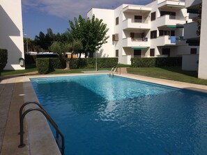 Pool - L'Escala: Nice apartment, very comfortable, terrace, swimming pool, tennis courts, (L'Escala)