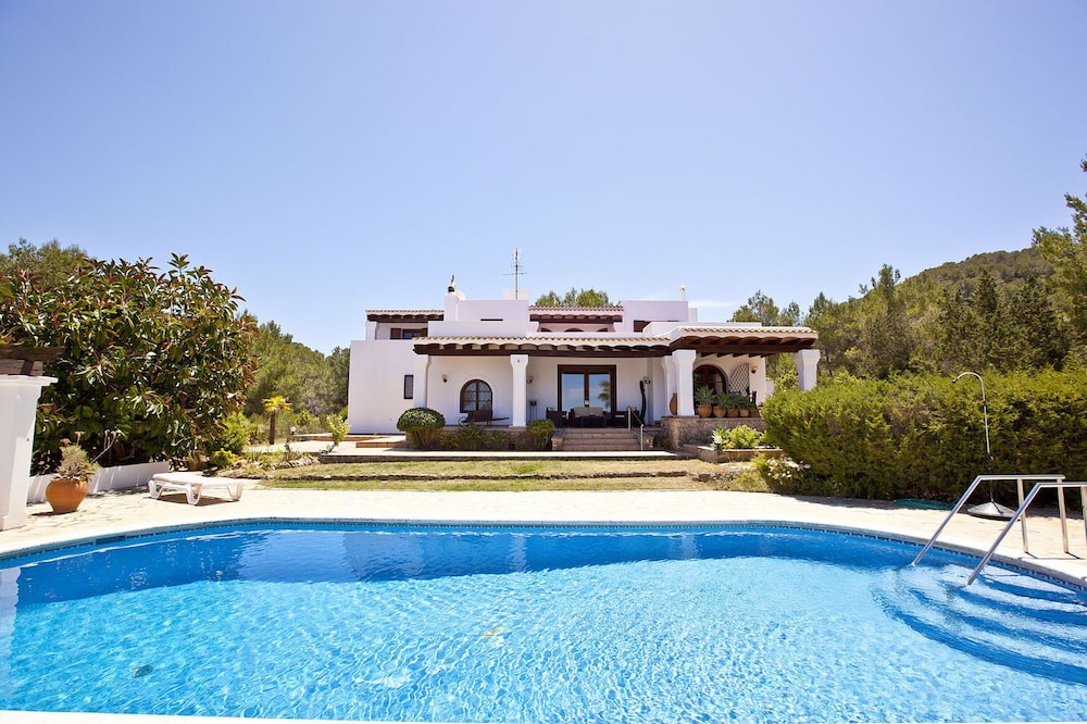Villa Marlis Ibiza, 400 sqm house with sea views near the best beaches of Ibiza