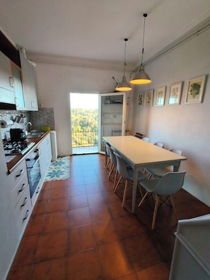 Refrigerador, horno, parrilla de estufa y cafetera y tetera