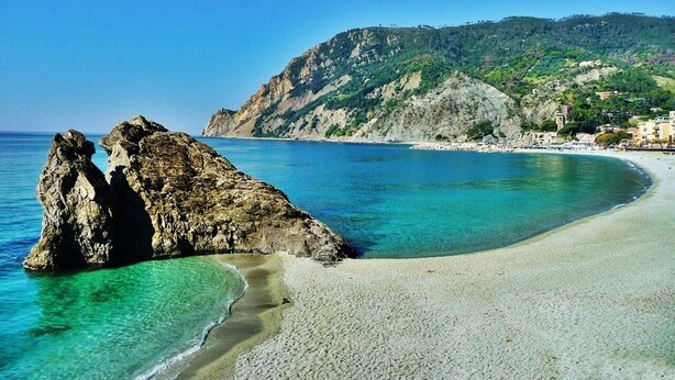 A coastal beach with clear turquoise waters, a rocky outcrop, and a mountainous backdrop. - Lerici, Portovenere, 5 terre... all the wonders just a few minutes from the house! (Lerici)