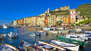 A harbor with colorful buildings and boats. - Lerici, Portovenere, 5 terre... all the wonders just a few minutes from the house! (Lerici)