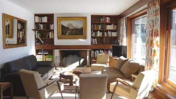 Books, music library, stereo