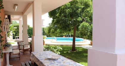 VILLA CON PISCINA CONFORTABLE CON JARDÍN ALREDEDOR DE FUENTES BLANCAS