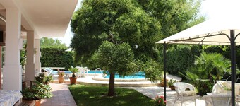 VILLA WITH COMFORTABLE POOL WITH GARDEN SURROUNDING WHITE FOUNTAINS