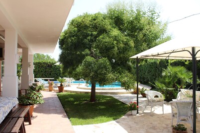 COMFORTABLE POOL VILLA WITH LARGE GARDEN SURROUNDING WHITE FOUNTAINS