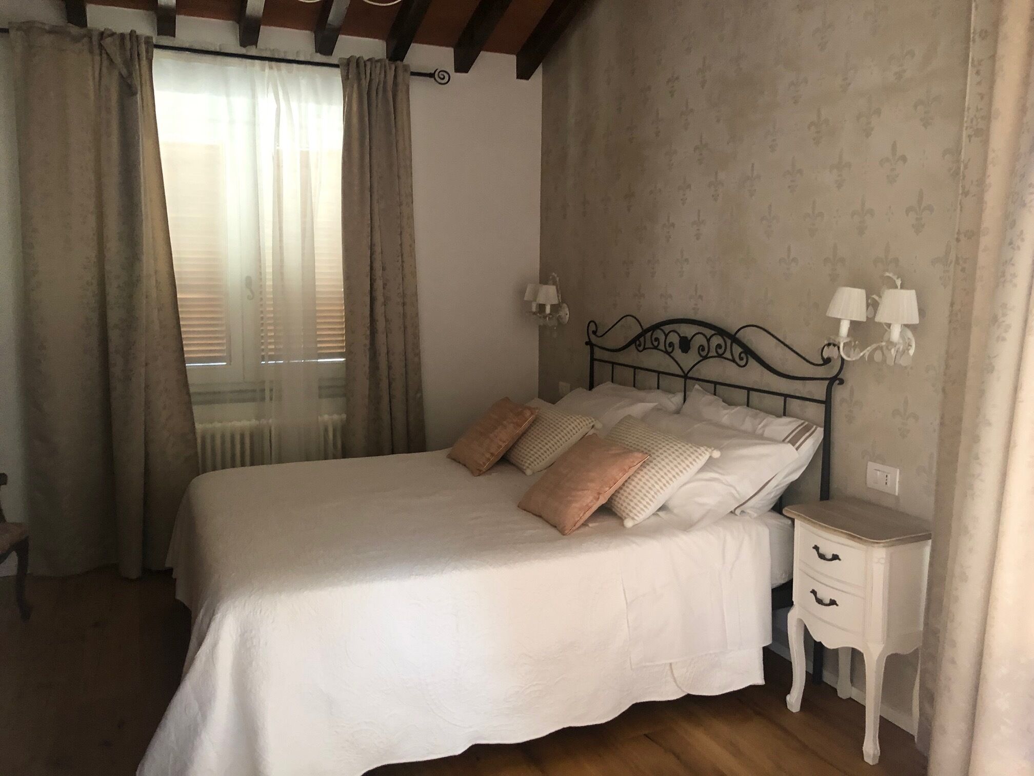 3 slaapkamers, een strijkplank/strijkijzer, gratis wifi, beddengoed