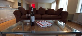 Spacious, Luxury Apartment with Roof Terrace Near The Waterfront, Ipswich 