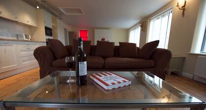 Spacious, Luxury Apartment with Roof Terrace Near The Waterfront, Ipswich