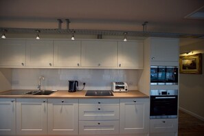 Fridge, microwave, oven, stovetop - Spacious, Luxury Apartment with Roof Terrace Near The Waterfront, Ipswich  (Ipswich)