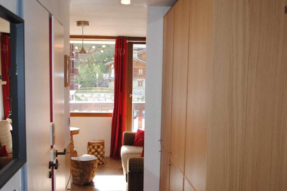 T2 renovated with charm near shops and tracks - with services