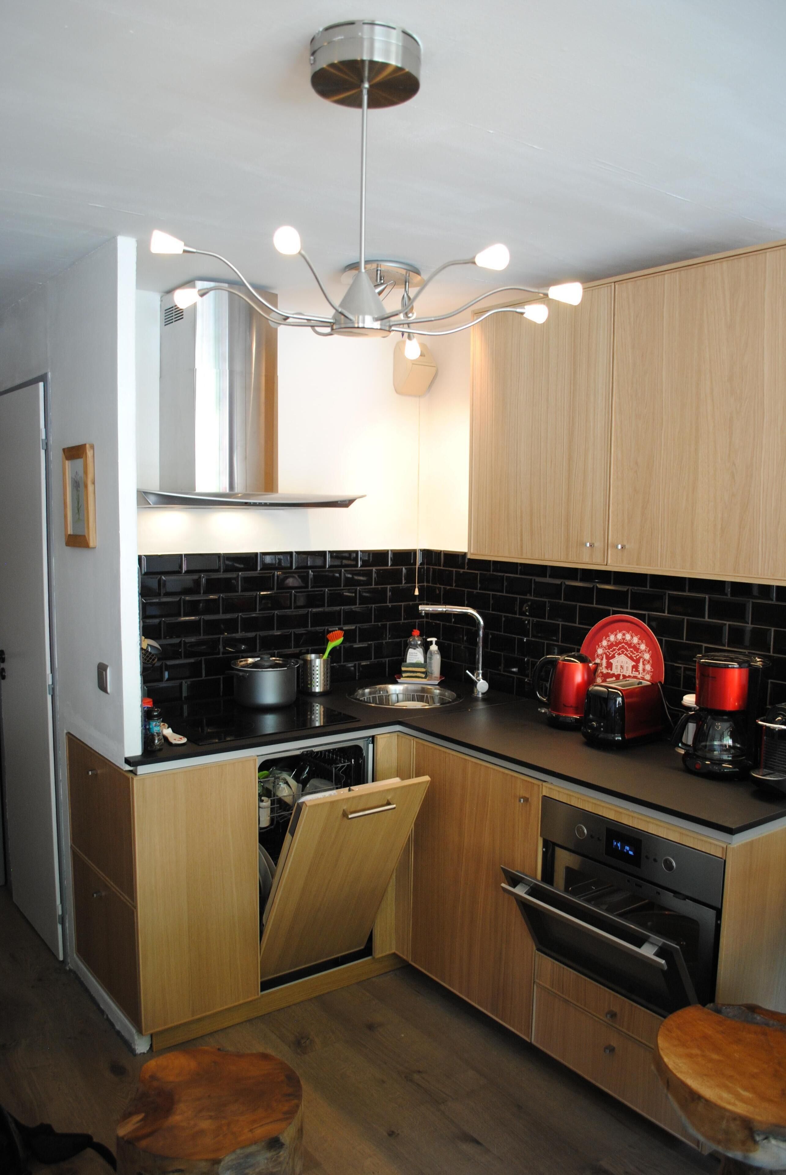 T2 renovated with charm near shops and tracks - with services