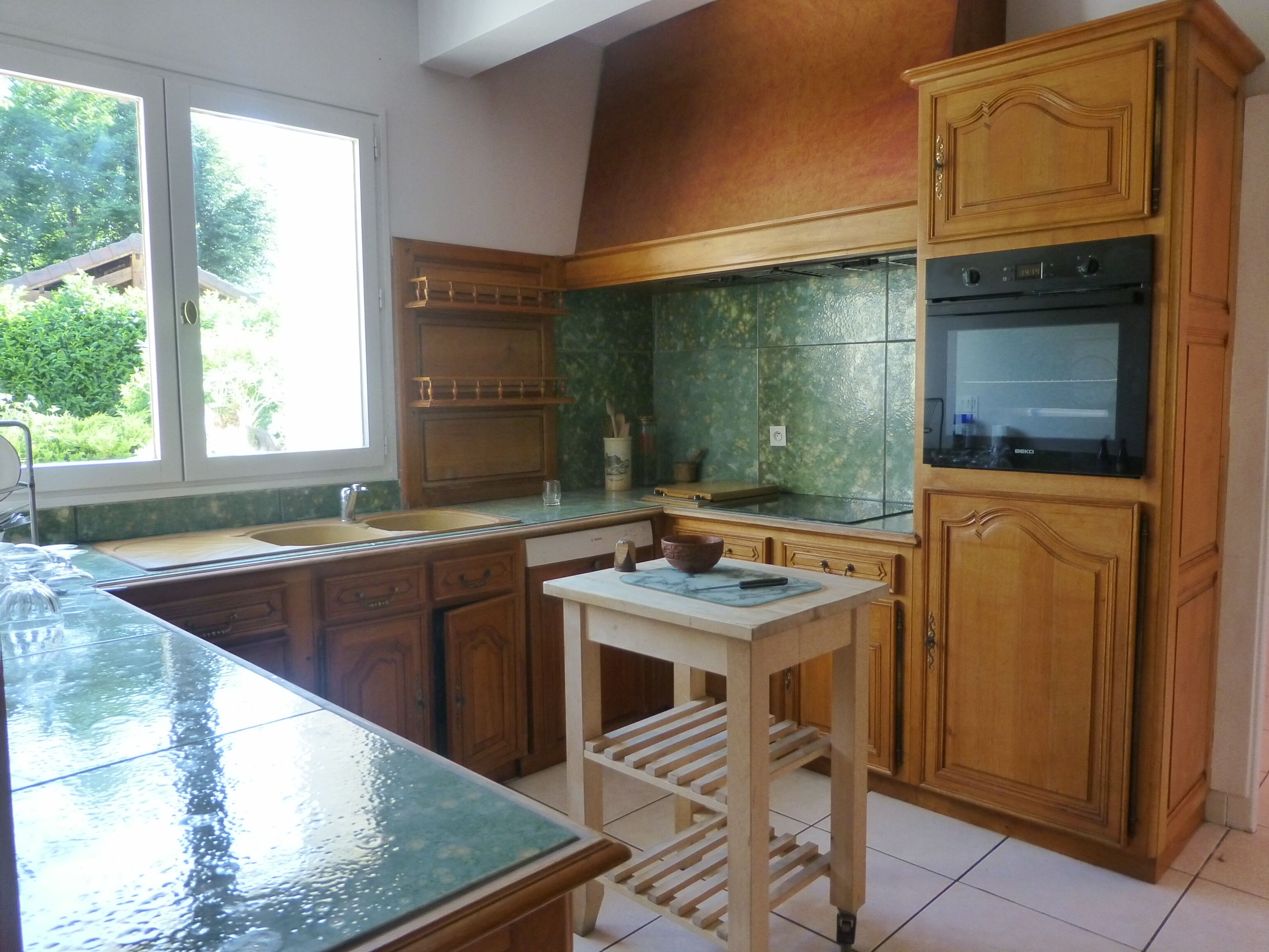 Beautiful family residence on the lake route