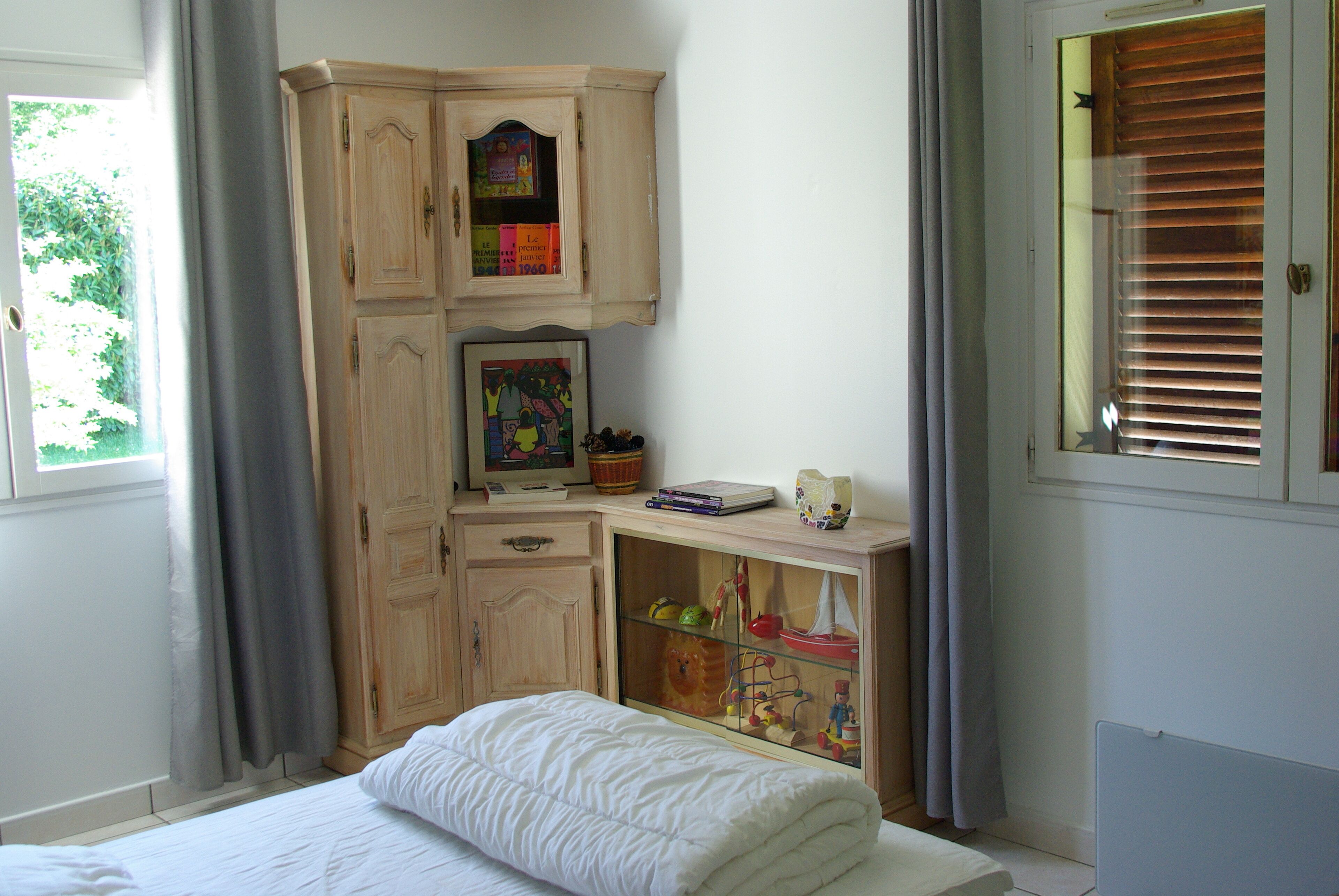 Beautiful family residence on the lake route