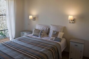 2 chambres, fer et planche à repasser