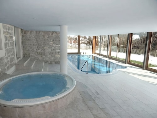 Luxury 4 bed apartment,  panoramic mountain views,  5* Spa Facilities - sleeps 8