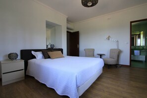 5 bedrooms, iron/ironing board, Internet, bed sheets - Quinta Miranda - Country house in Northern Portugal (Geraz do Lima (Santa Maria))