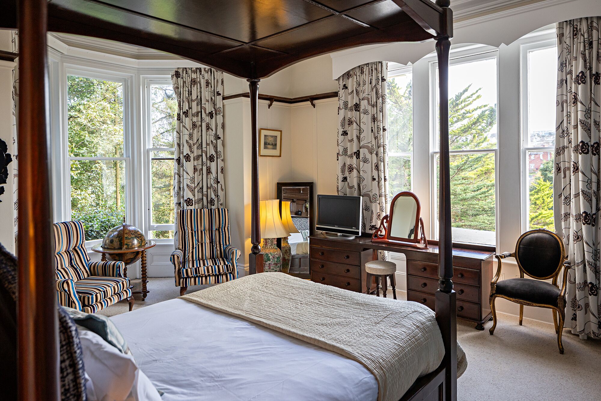 8 habitaciones, tabla de planchar con plancha y cuna de viaje 