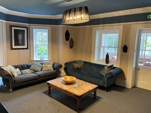 TV connectée, baby-foot, livres