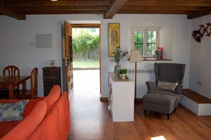 Televisio, takka, kirjoja