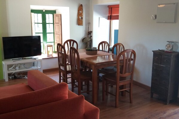 Televisio, takka, kirjoja