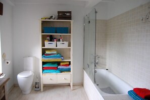 Badewanne, Haartrockner, Handtücher