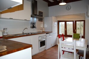 Køleskab, mikrobølgeovn, opvaskemaskine, kaffe-/temaskine