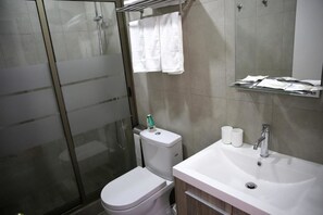 Deluxe Room, 1 King Bed, Non Smoking | Bathroom