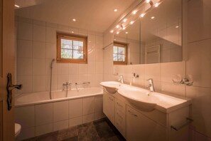 Ensemble douche/baignoire, sèche-cheveux