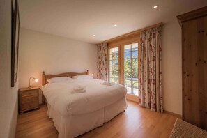 3 bedrooms, iron/ironing board, travel cot, WiFi