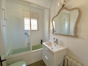 Combined shower/bathtub, hair dryer, towels, toilet paper