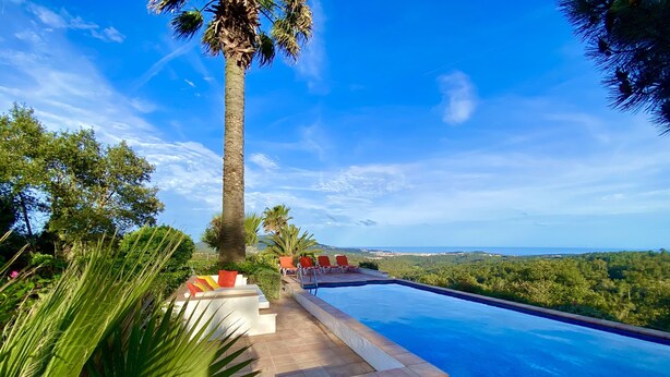A pool with a clear view of the surrounding landscape, including trees and a distant view of the horizon. - VILLA SECRET PARADISE COSTA BRAVA
Panoramic views & relax just 12m from beaches (Lloret de Mar)
