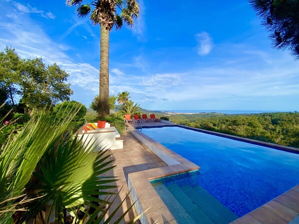 Piscina externa, espreguiçadeiras