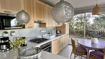Refrigerador, microondas, horno, placa de cocina