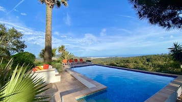 Piscine extérieure, chaises longues