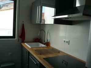 Een koelkast, een microgolfoven, een oven, een kookplaat